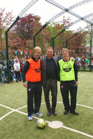 Cor Bladt bij feestelijke aftrap voetbalkooi zonnehuizen met FC Utrecht